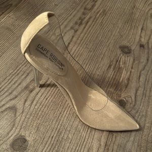 These gorgeous brand new clear closed toes heels are perfect for any outfit!!